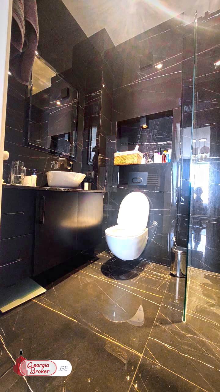 продается квартира с новым ремонтом 4-комнаты